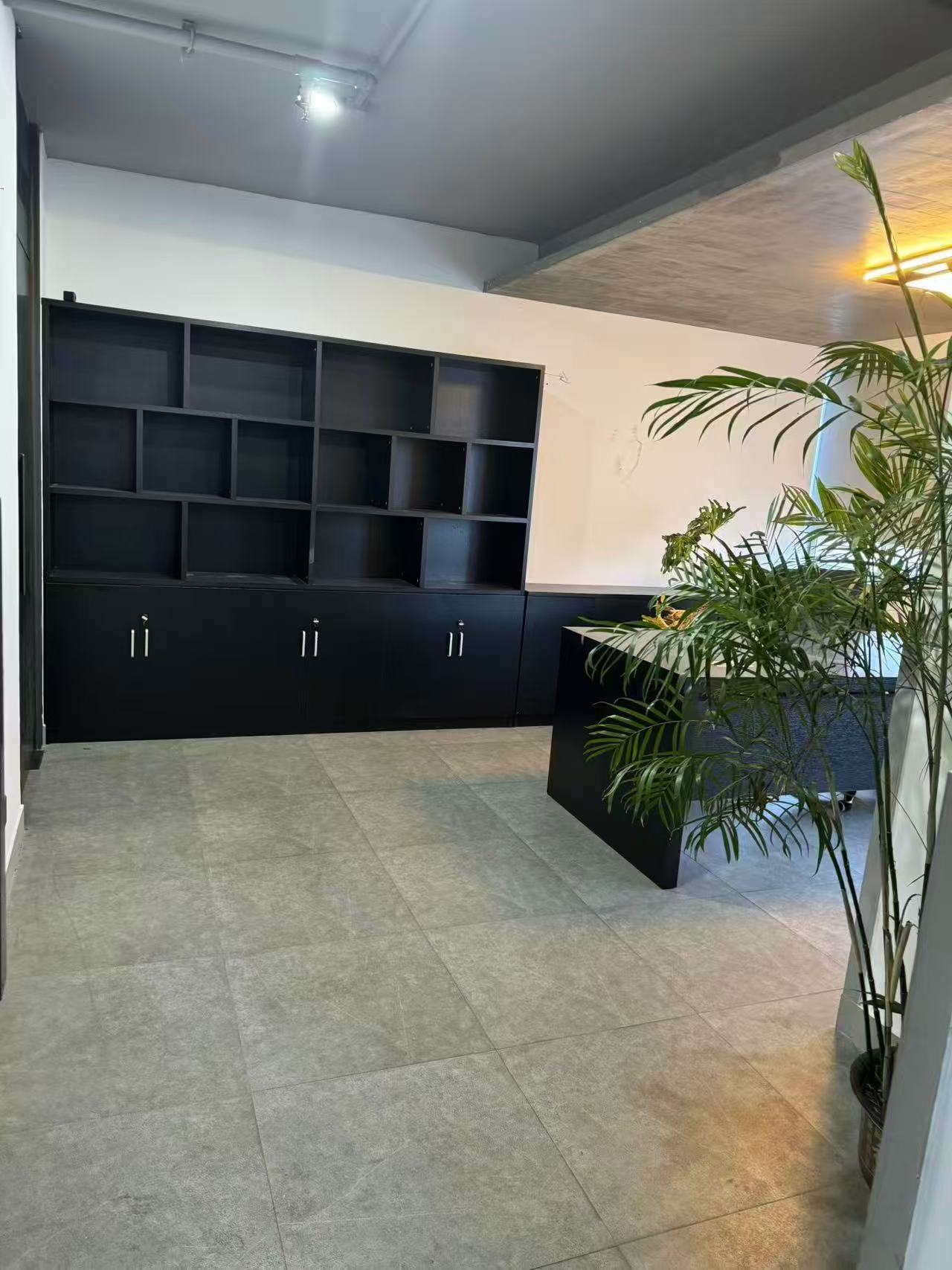 
精装办公室出租  交通便利
楼下就是地铁