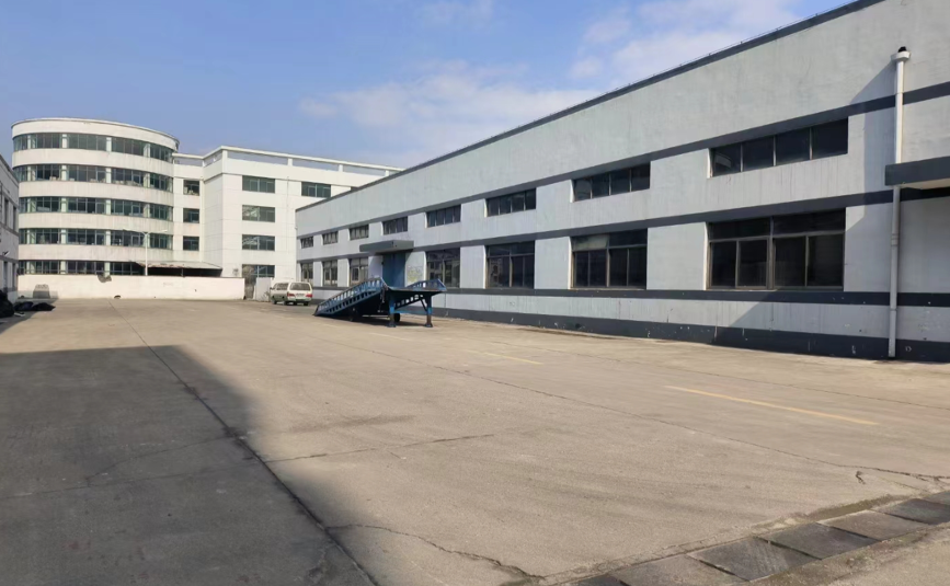 出售钱江世纪城附近宁围12亩土地8.6亩有证,带标准厂房14000方,形象好院子大,年限30年,交通方便,诚售4500万,年租金300多万