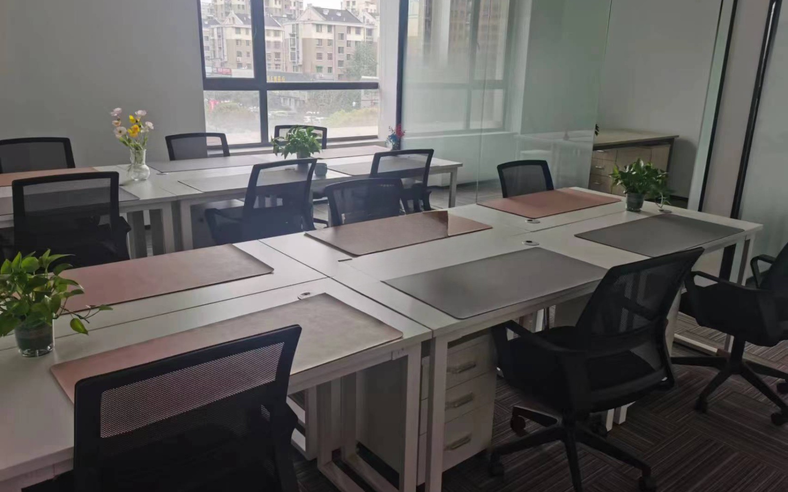 可容纳工位数：12人