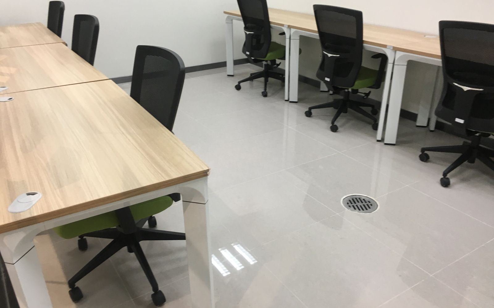 可容纳工位数：8人
