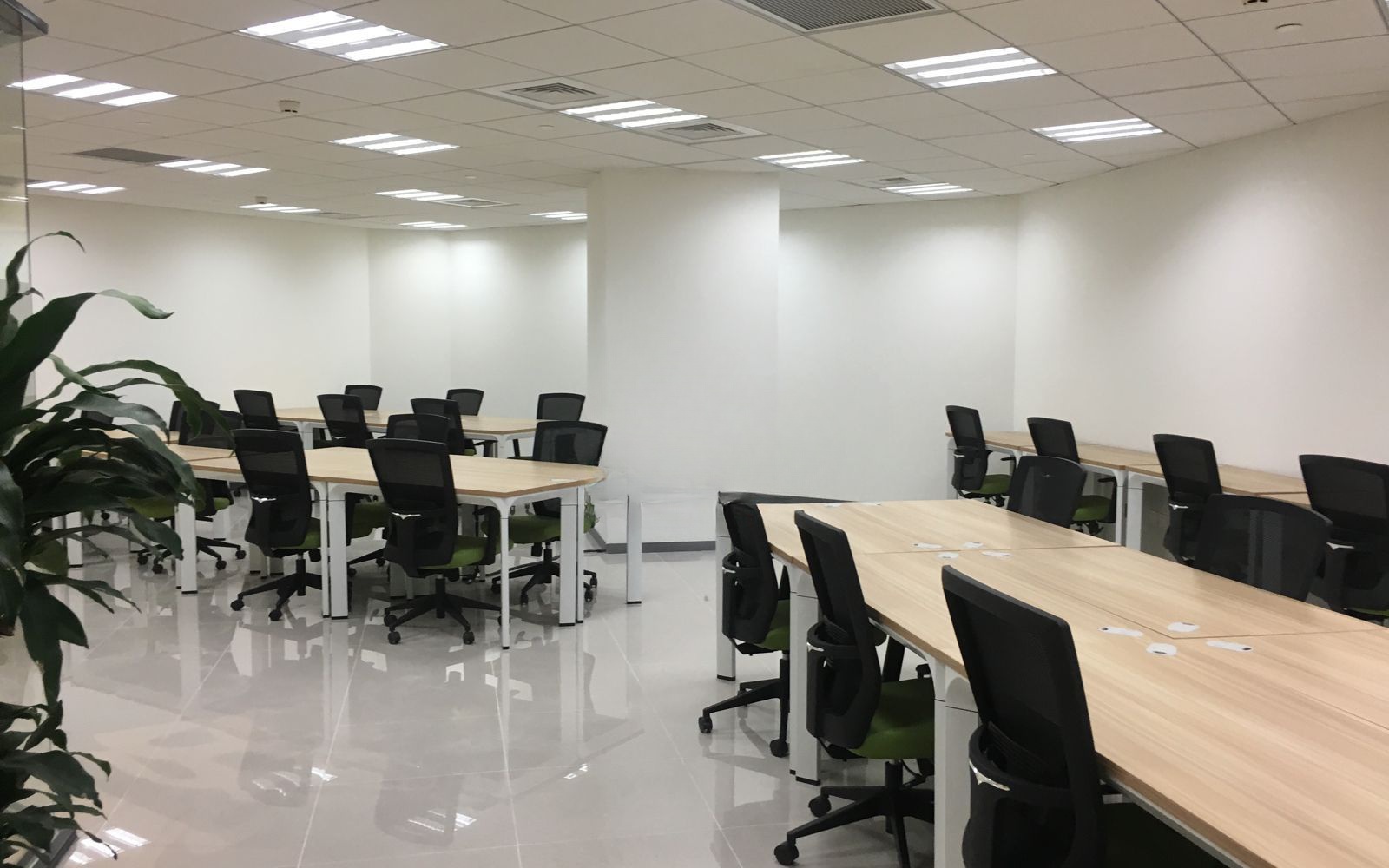 可容纳工位人数：1-20人