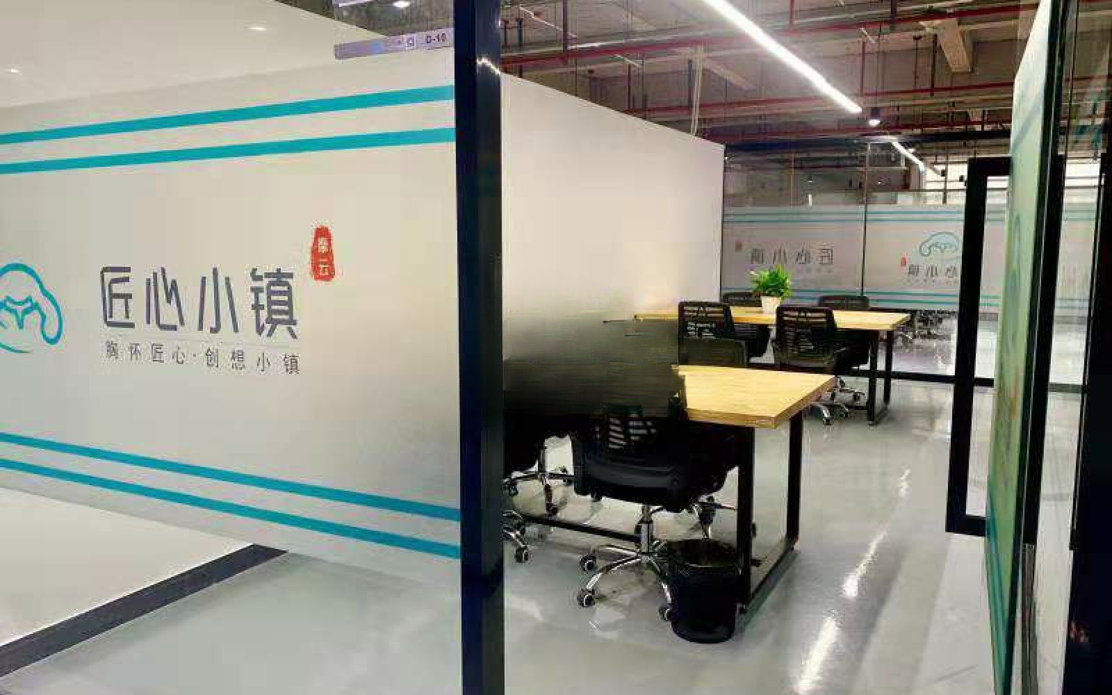 可容纳工位数：4人