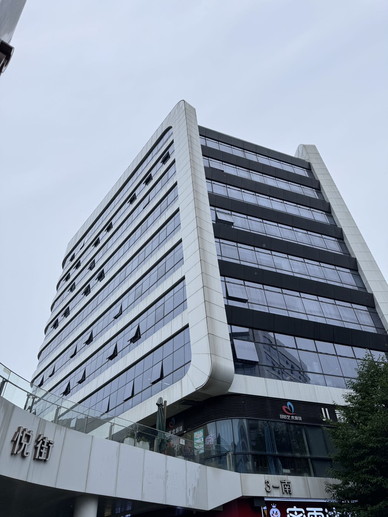 西溪银泰4+20个工位格局 精装修带办公家具 地铁口